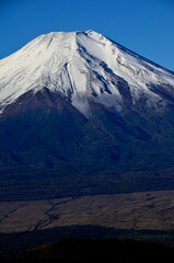 道志山塊の石割山山頂より　雪化粧した富士山
