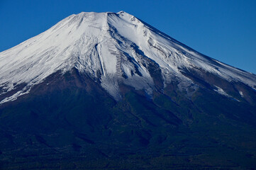道志山塊の石割山山頂より　雪化粧した富士山
