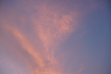 Fototapeta na wymiar Wolken bedeckter Himmel am Abend mit Sonnenuntergang