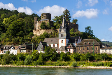 Fototapeta na wymiar Burg Hohneck (Heimburg) und St Marie Himmelfahrt in Heimbach im romantischen Mittelrheintal