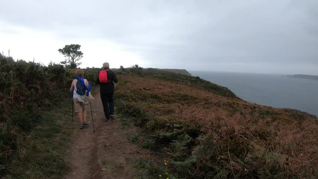 Groupe de randonneurs seniors sur le GR34 dans la presqu'&icirc;le de Crozon