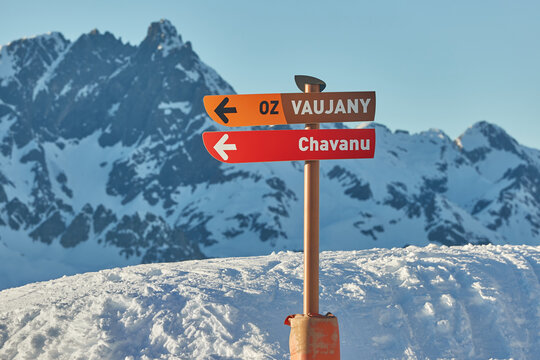 Direction signs for skiers