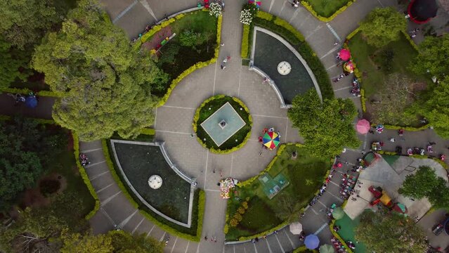 movimiento satelital con drones con rotación de un parque central en la ciudad de ibague colombia