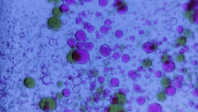 ミクロの世界の液体の泡、無数の泡が急速に蓄積している一方、逆の動きをする泡