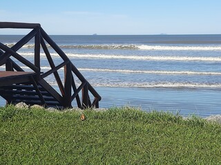 Praia com escadas e grama em Peruibe, Sao Paulo, Brasil