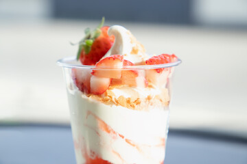 苺パフェ　ソフトクリーム