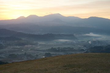 朝日が昇る魚野フライトエリアの景色