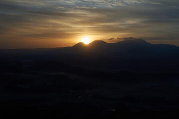 朝日が昇る霧島連山の自然風景