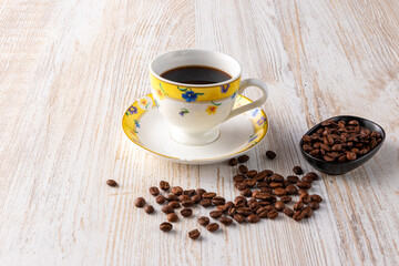 ホットコーヒーとコーヒー豆　coffee and roasted coffee beans