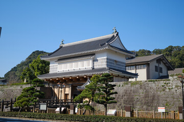 晴れの日の美しい御楼門の風景