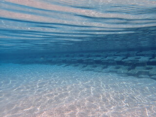 海の中の砂浜と美しい水面の波と光