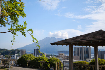 桜島を眺める西郷公園の風景