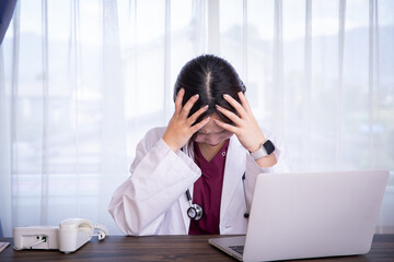 頭を抱える女医　Doctor