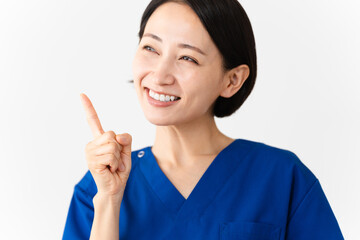 スクラブを着ている若い女性　医療イメージ	