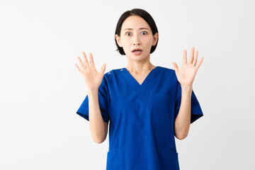 スクラブを着ている若い女性　医療イメージ	