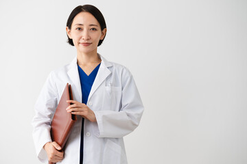白衣を着ている若い女性　医療イメージ