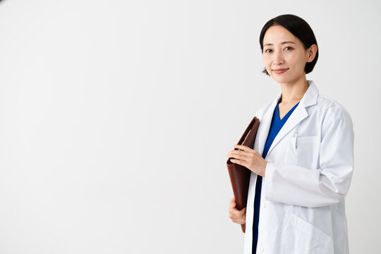白衣を着ている若い女性　医療イメージ