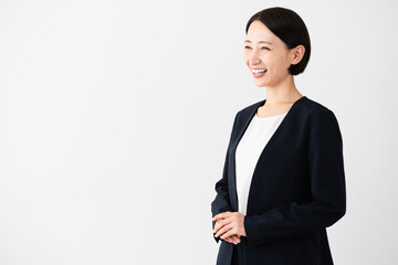 ビジネススーツを着ている若い女性　ビジネスイメージ