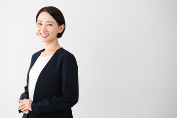 ビジネススーツを着ている若い女性　ビジネスイメージ