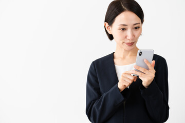 ビジネススーツを着ている若い女性　ビジネスイメージ