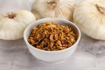 Dried roasted onion flakes for culinary