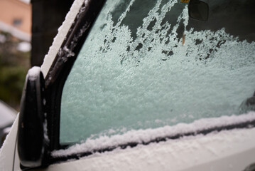 内側から見るフロントガラスに積もる雪