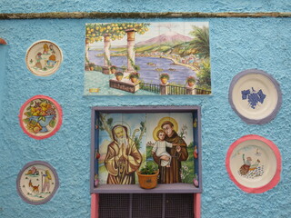 ceramiche, stradina con le case colorate, Vietri sul Mare, Costiera amalfitana, Italia