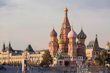 Fototapeta premium MOSCOW, RUSSIA - SEPTEMBER 26, 2023: St. Basil's Cathedral on Vasilievsky Descent on Red Square on a sunny autumn evening against a bright blue sky. A popular tourist attraction in Moscow.
