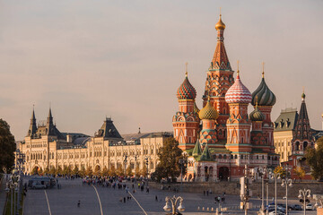 Fototapeta premium MOSCOW, RUSSIA - SEPTEMBER 26, 2023: St. Basil's Cathedral on Vasilievsky Descent on Red Square on a sunny autumn evening against a bright blue sky. A popular tourist attraction in Moscow.