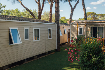Bungalows dans un camping. Mobil-home de camping. Résidence de vacances. Logement de camping....