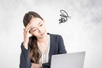 管理職の女性は一人で悩む、頭が痛い。白いシンプルなオフィスの背景