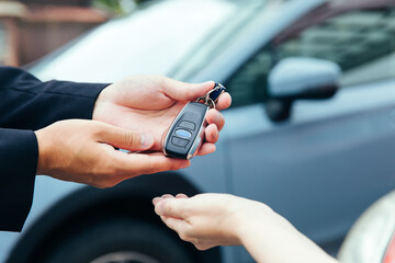 車の鍵を渡す　hand over the key