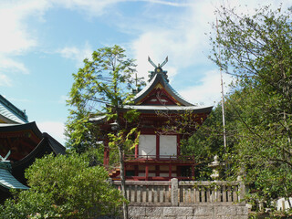 拝殿裏の神社本殿。
日本の伝統的建造物。
岡山県倉敷市鴻八幡宮。
男神を安置する本殿の屋根。