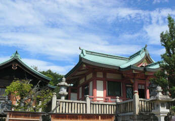 Fototapeta premium 森の中の神社。 日本の伝統的建造物。 岡山県倉敷市鴻八幡宮。