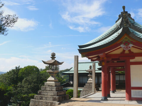 神社入り口に立つ石燈篭。
画面右は入り口の門。
岡山県倉敷市児島鴻八幡宮。