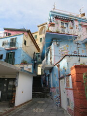 ceramiche, stradina con le case colorate, Vietri sul Mare, Costiera amalfitana, Italia