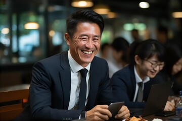 パソコンに向かって笑う日本人の男性ビジネスマンのポートレート写真（サラリーマン・スーツ・若手） - obrazy, fototapety, plakaty
