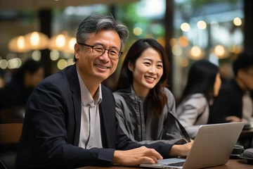 Foto op Plexiglas 女性と一緒にパソコン作業をする日本人の男性ビジネスマンのポートレート写真（サラリーマン・スーツ） © Maki_Japan