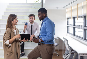Obraz premium Multicultural colleagues celebrate project success with joyful, authentic conversation group selfie