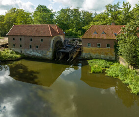 Fototapeta na wymiar old watermill in the netherlands