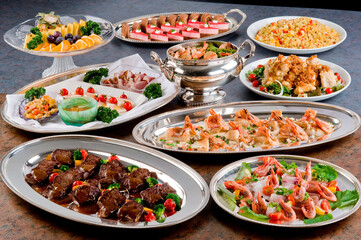 豪華なビュッフェ料理