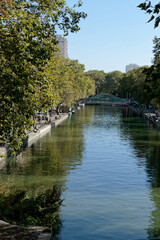 Fototapeta na wymiar Le canal Saint-Martin et le Quai de Jemmapes à Paris 10ème arrondissement.