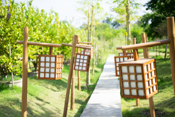 Square wooden lanterns are used to decorate the garden to blend in with nature, Japanese style
