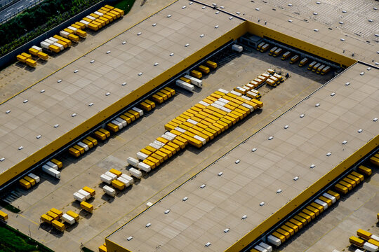 DHL Logistikzentrum in Bochum auf dem ehemaligen Opel Gel&auml;nde. Nordrhein-Westfalen, Deutschland, 