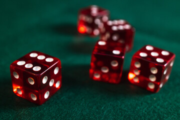 Rote Würfel auf Spielmatte