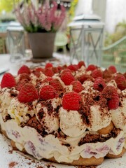 Tiramisu-Torte mit Himbeeren