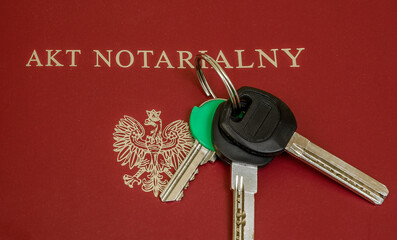 Klucze do mieszkania leżą na polskim akcie notarialnym - obrazy, fototapety, plakaty