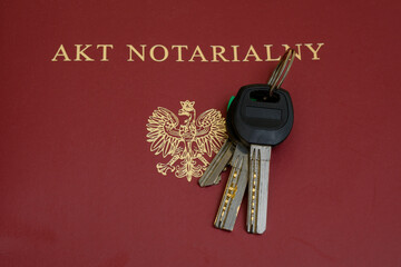Kupno mieszkania, klucze leżą na umowie akcie notarialnym - obrazy, fototapety, plakaty