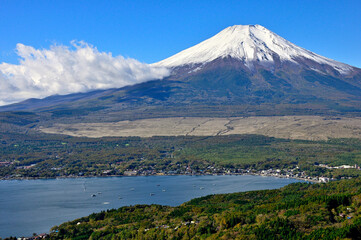 道志山塊の大平山山頂より雪化粧した富士山と山中湖
