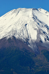 道志山塊の大平山山頂より雪化粧した富士山
